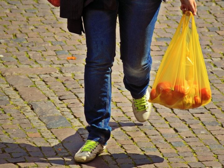 Płatne plastikowe torby przyczyniają się do redukcji zanieczyszczeń na plażach Wielkiej Brytanii