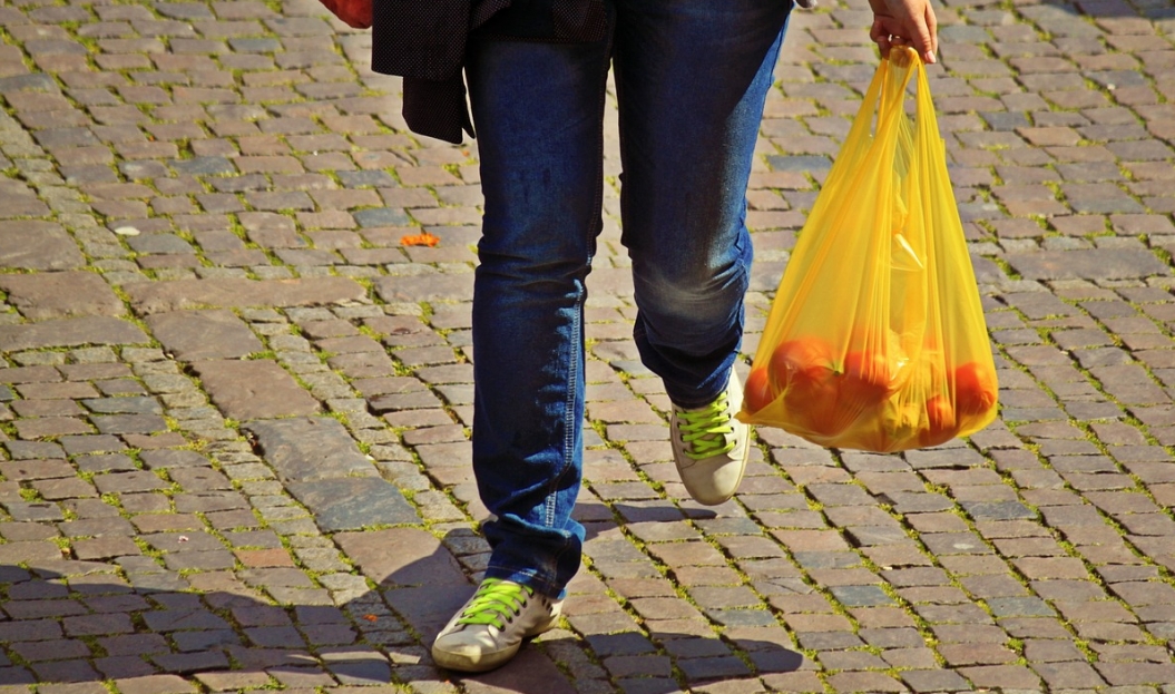 Płatne plastikowe torby przyczyniają się do redukcji zanieczyszczeń na plażach Wielkiej Brytanii